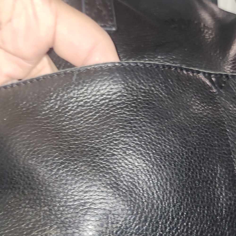 Elegant Black Leather Handbag - Picture 6 of 9